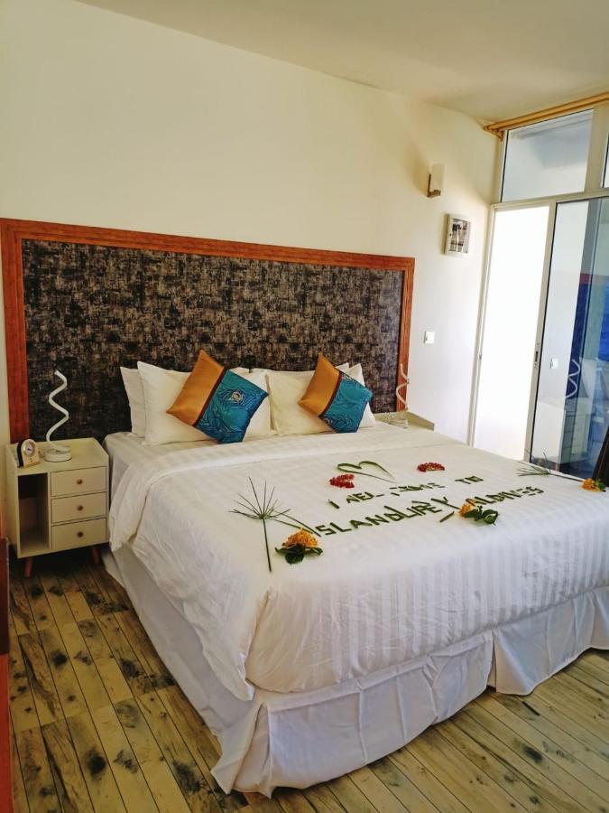 Island Life Maldives Retreat & Spa Magoodhoo Екстер'єр фото